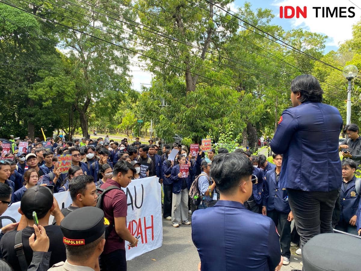 Mahasiswa Unud Demo di DPRD Bali, Desak Penanganan Sampah Serius