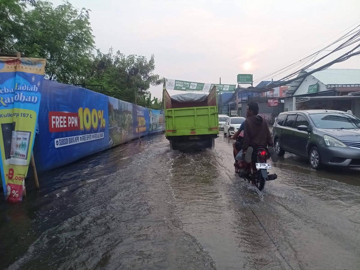 Meski Tak Hujan, Jalan Puspiptek Tangsel Tetap Tergenang Air