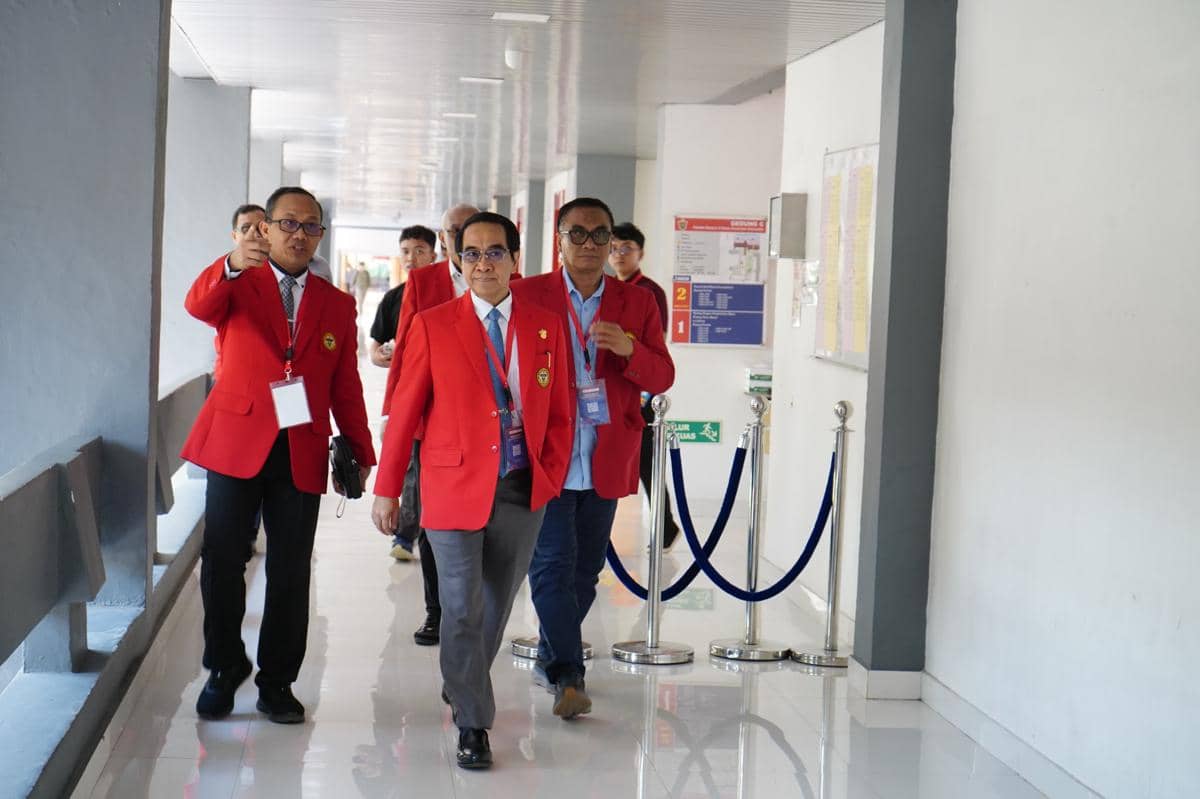 Rektor Universitas Hasanuddin Prof. Jamaluddin Jompa (tengah) mengantisipasi kecurangan pada Ujian Tulis Berbasis Komputer (UTBK) Seleksi Na