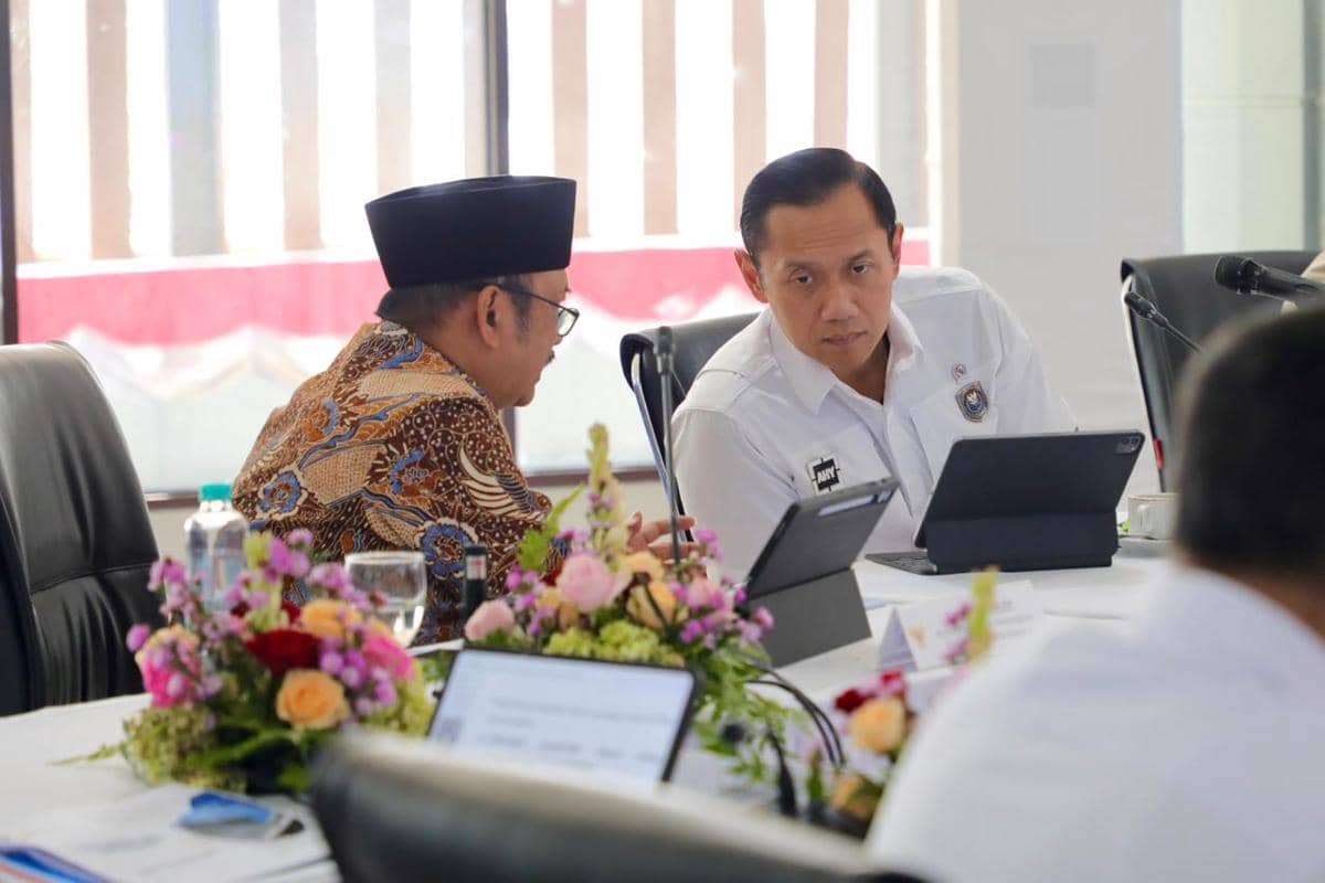 Menteri Koordinator Bidang Infrastruktur dan Pembangunan Kewilayahan, Agus Harimurti Yudhoyono (AHY) saat memimpin rakor pengembangan jaringan kereta api di Stasiun Tanah Abang, Jakarta, Rabu (22/4/2026). 