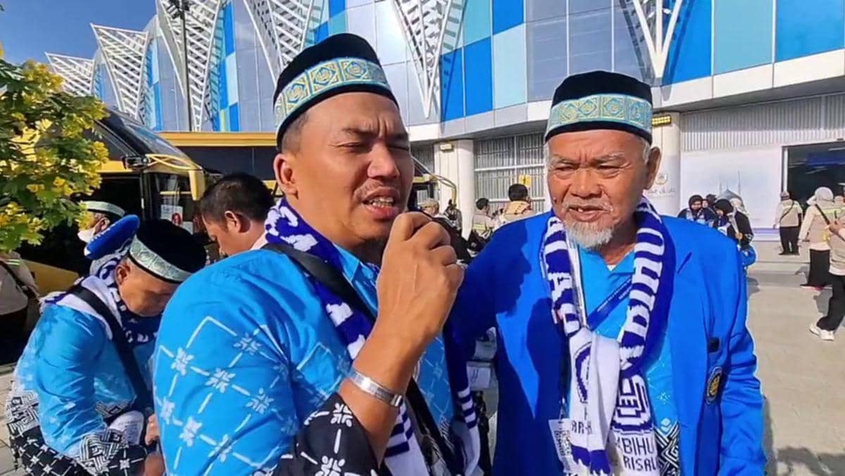 Diam-diam Daftar Haji, Tangis Irfan Pecah Dampingi Ayah di Madinah