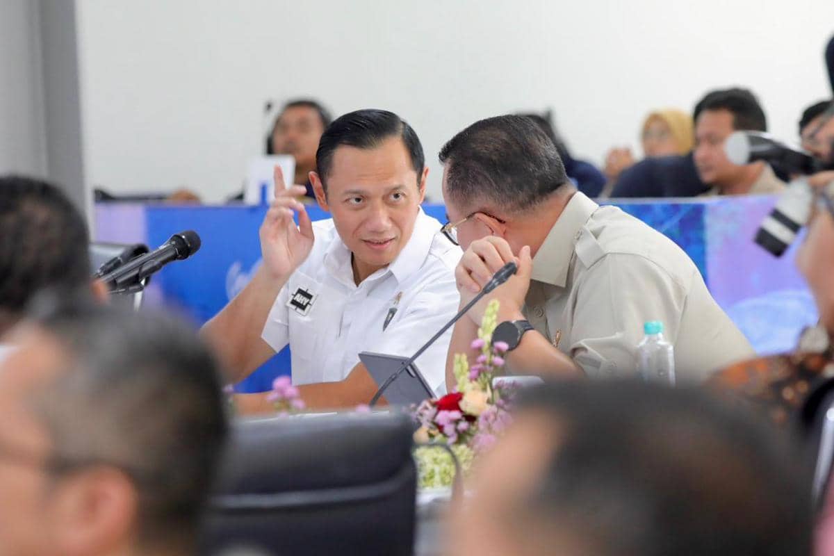 Menteri Koordinator Bidang Infrastruktur dan Pembangunan Kewilayahan, Agus Harimurti Yudhoyono (AHY) saat memimpin rakor pengembangan jaringan kereta api di Stasiun Tanah Abang, Jakarta, Rabu (22/4/2026). 
