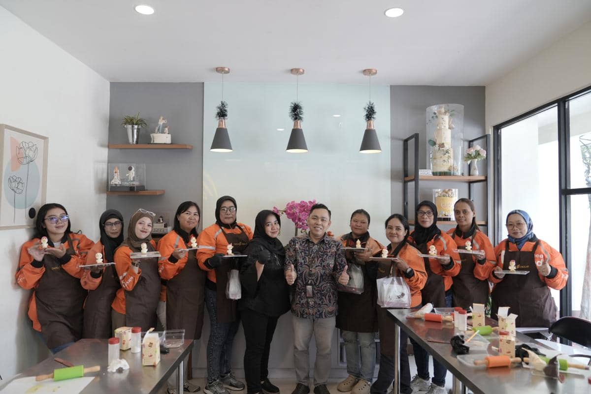 Kisah Mpok Ati, Driver Pesan-Antar Makanan yang Kuliah di Usia 50 Tahun