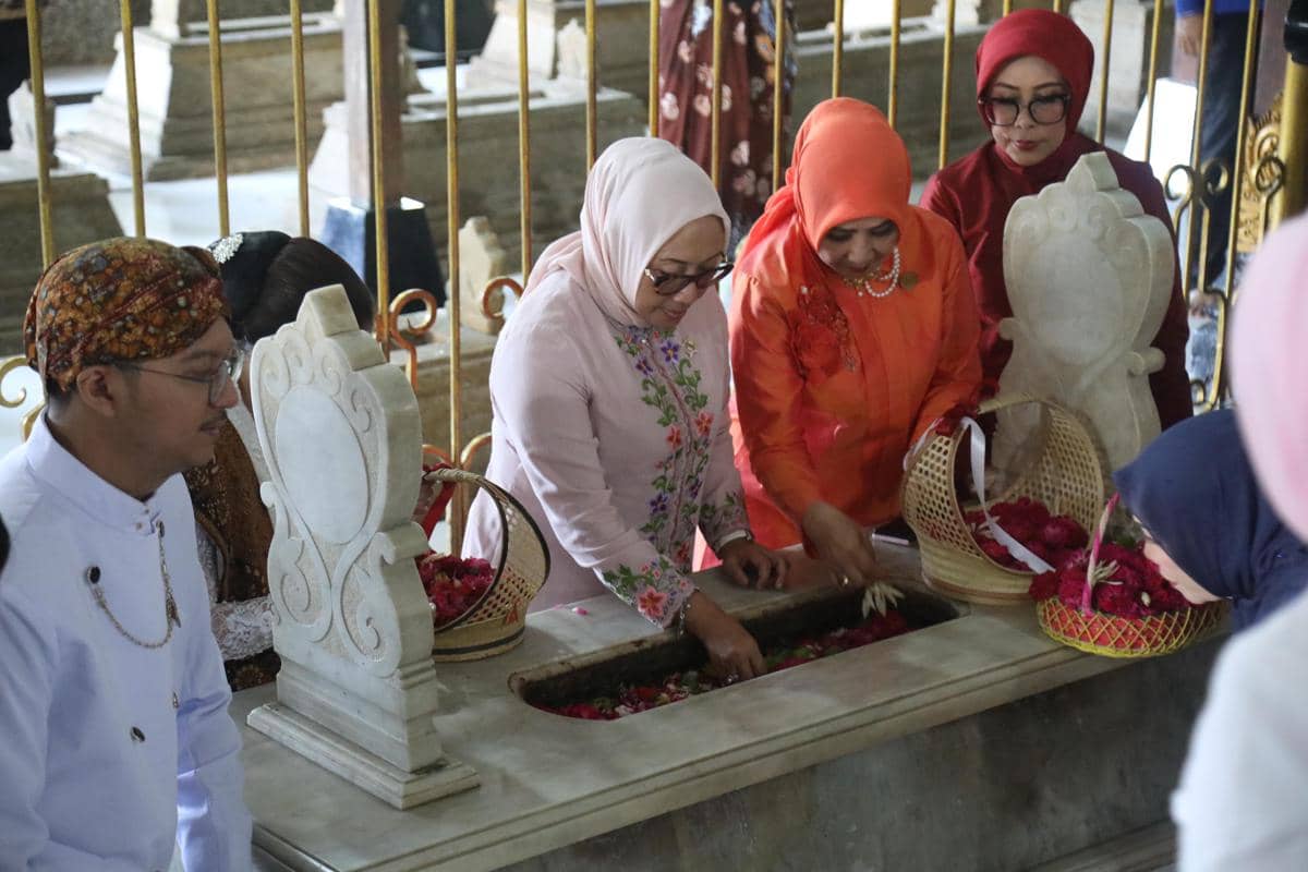 Menteri Pemberdayaan Perempuan dan Perlindungan Anak, Arifah Fauzi melakukan ziarah ke makam Raden Ajeng  Kartini di Rembang, Jawa Tengah pada Selasa (21/4/2026). 