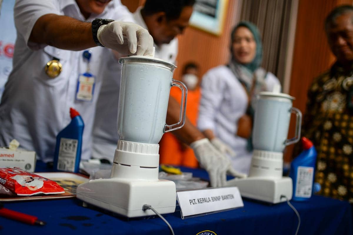 BNNP Banten memusnahkan 2 kg barang bukti jenis sabu. Itu barang bukti upaya penyelundupan oleh tersangka MZ (37) di Bandara Internasional S