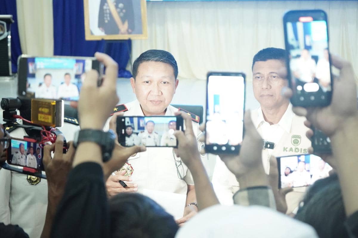 Pejabat Imigrasi Sumsel memberikan keterangan pers di depan wartawan yang merekam dengan ponsel terkait dugaan pelanggaran izin tinggal WN Tiongkok di Prabumulih.