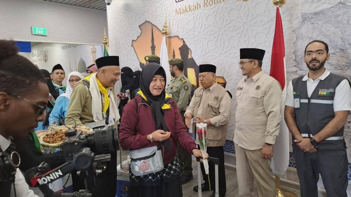 Duta Besar Indonesia untuk Arab Saudi menyambut rombongan jemaah haji pertama yang tiba di Arab Saudi dengan suasana hangat dan penuh kebersamaan.