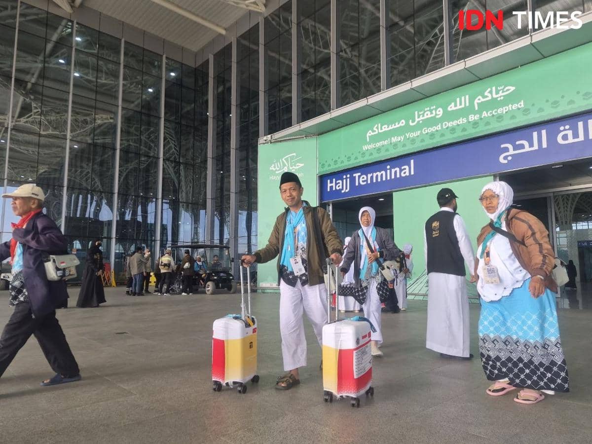 Jemaah haji Indonesia kloter pertama tiba di Bandara Prince Mohammad bin Abdul Aziz, Madinah. (IDN Times/Yogie Fadila)