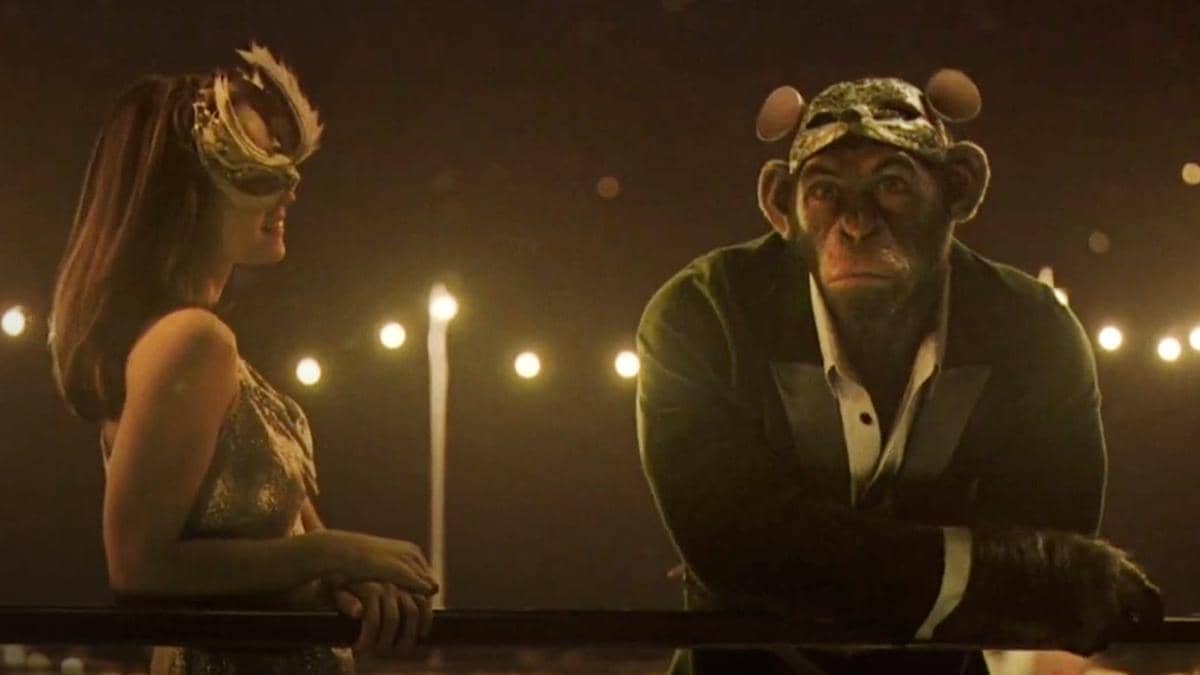 Seorang wanita bermasker berbicara dengan sosok berjubah menyerupai kera di malam hari dengan lampu-lampu hias di latar belakang.