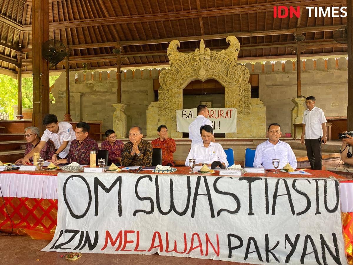 Gubernur Bali dan jajaran duduk di meja panjang di Wantilan DPRD Bali saat menerima aspirasi mahasiswa Universitas Udayana.