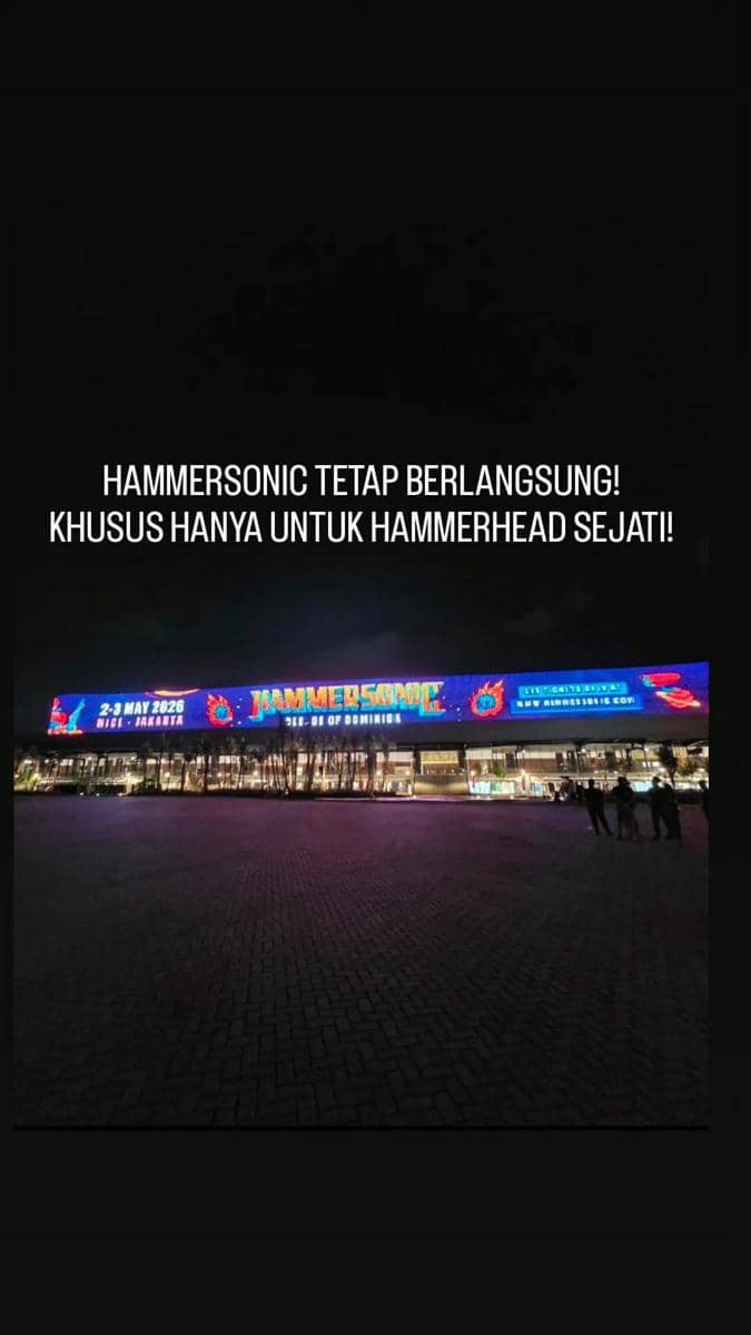 Tampilan malam area luar venue dengan papan digital besar bertuliskan Hammersonic Festival 2026 di Jakarta, menampilkan tanggal acara dan logo berwarna cerah.