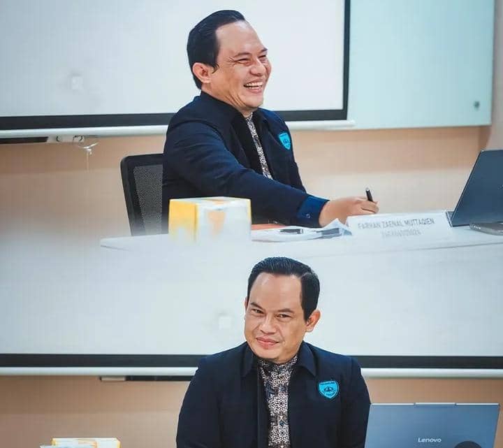 potret Faank Wali sidang proposal S2