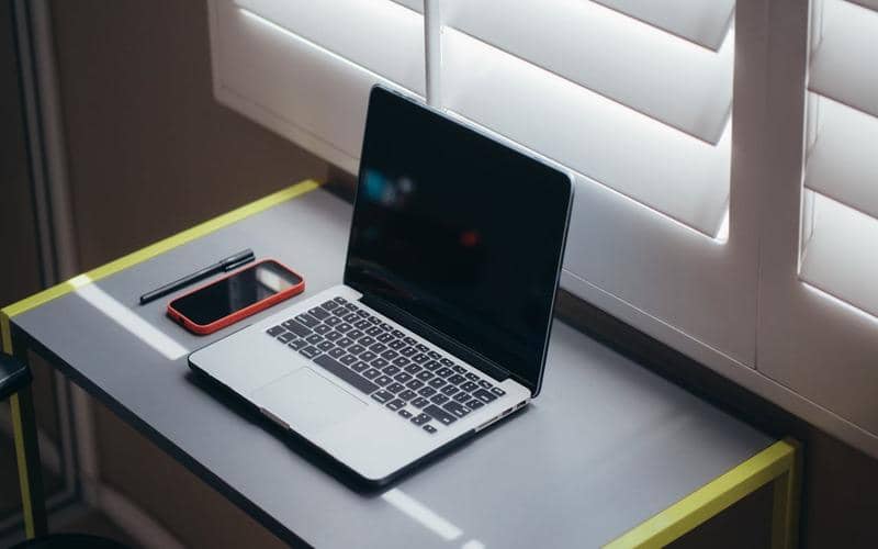 ilustrasi laptop di atas meja belajar