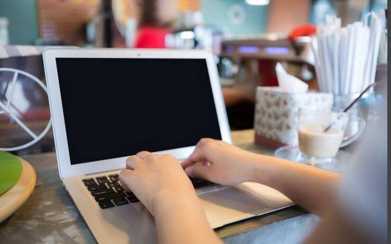 ilustrasi mencari estimasi harga laptop bekas di situs web