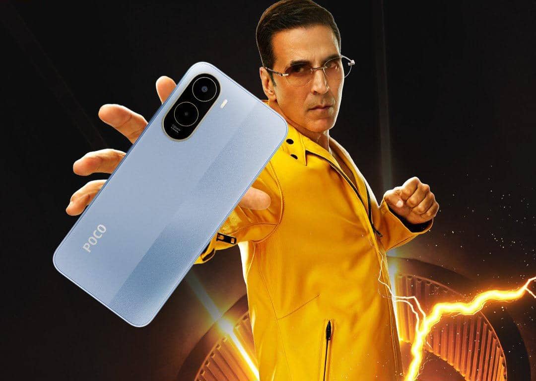 Seseorang memegang POCO C81 series. 