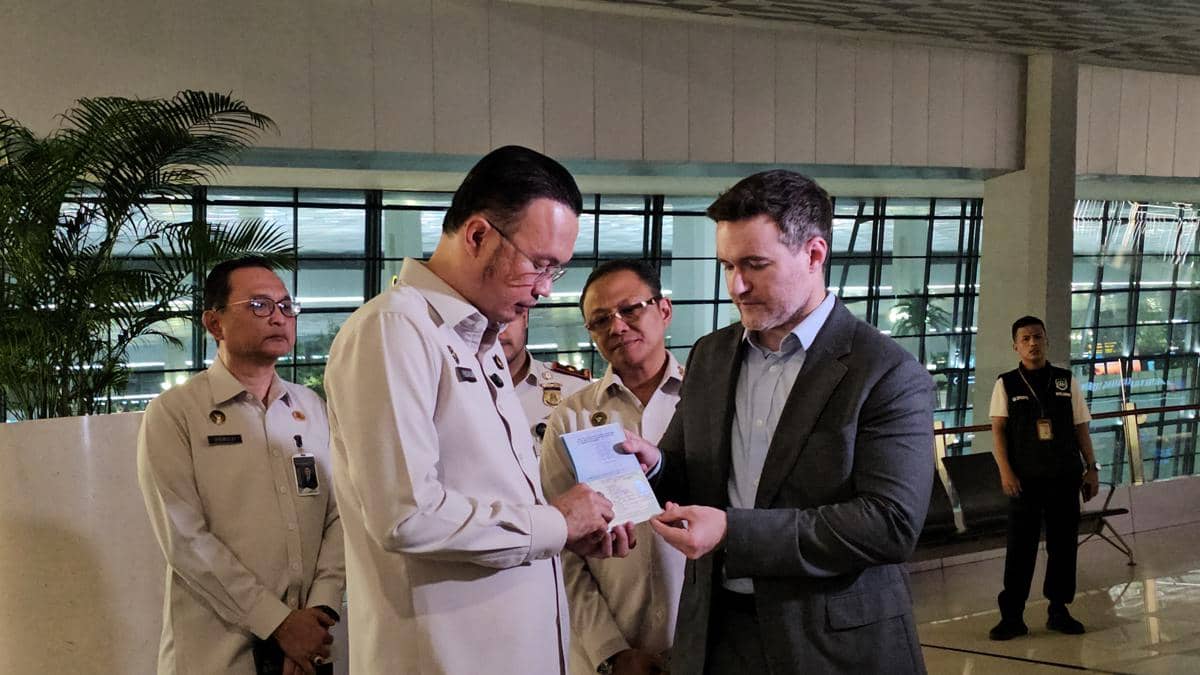 Serah terima paspor buronan kasus pembunuhan di Amerika Serikat Dirjen Imigrasi, Hendarsam Marantoko dengan otoritas Amerika Serikat di Bandara Soetta 