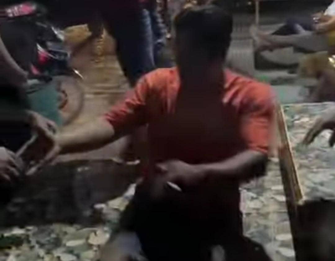 Pelaku pelecehan seksual di Muratara saat diringkus Polisi. (Dok. Polsek Karang Dapo)