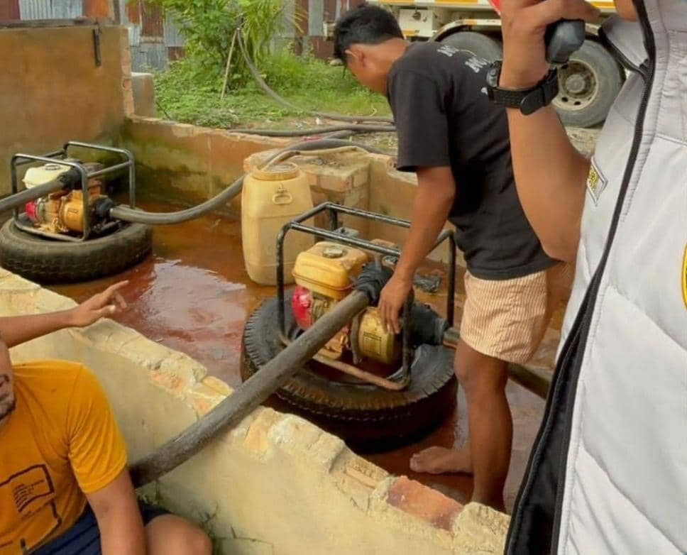 Polisi menggerebek tempat penampungan BBM ilegal di Muratara. (Dok. Polda Sumsel)