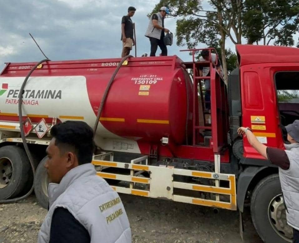 Polisi menggerebek tempat penampungan BBM ilegal di Muratara. (Dok. Polda Sumsel)