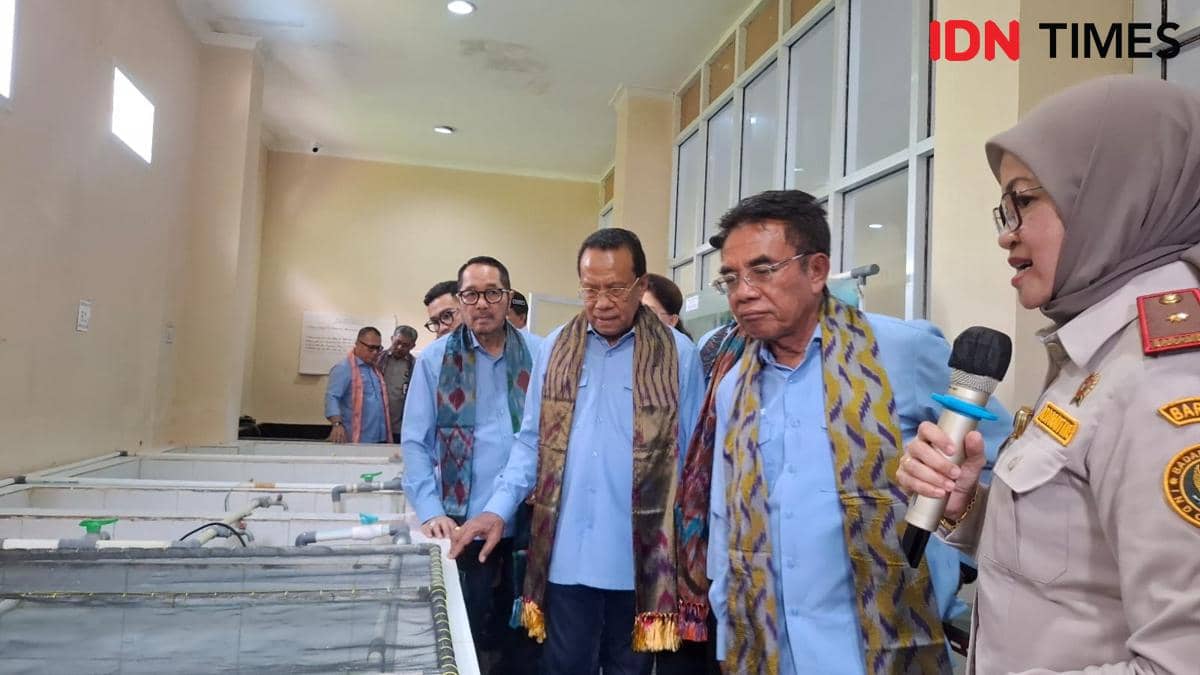 Pejabat Balai Besar Karantina Sulawesi Selatan mendampingi rombongan Komisi VI DPR RI meninjau fasilitas karantina hewan dan ikan di Makassar.