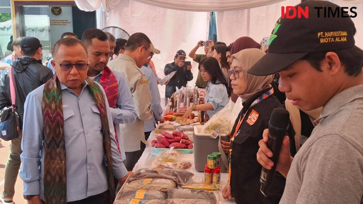 Anggota Komisi VI DPR RI meninjau berbagai komoditas ekspor seperti hasil pertanian dan perikanan di Balai Besar Karantina Makassar.