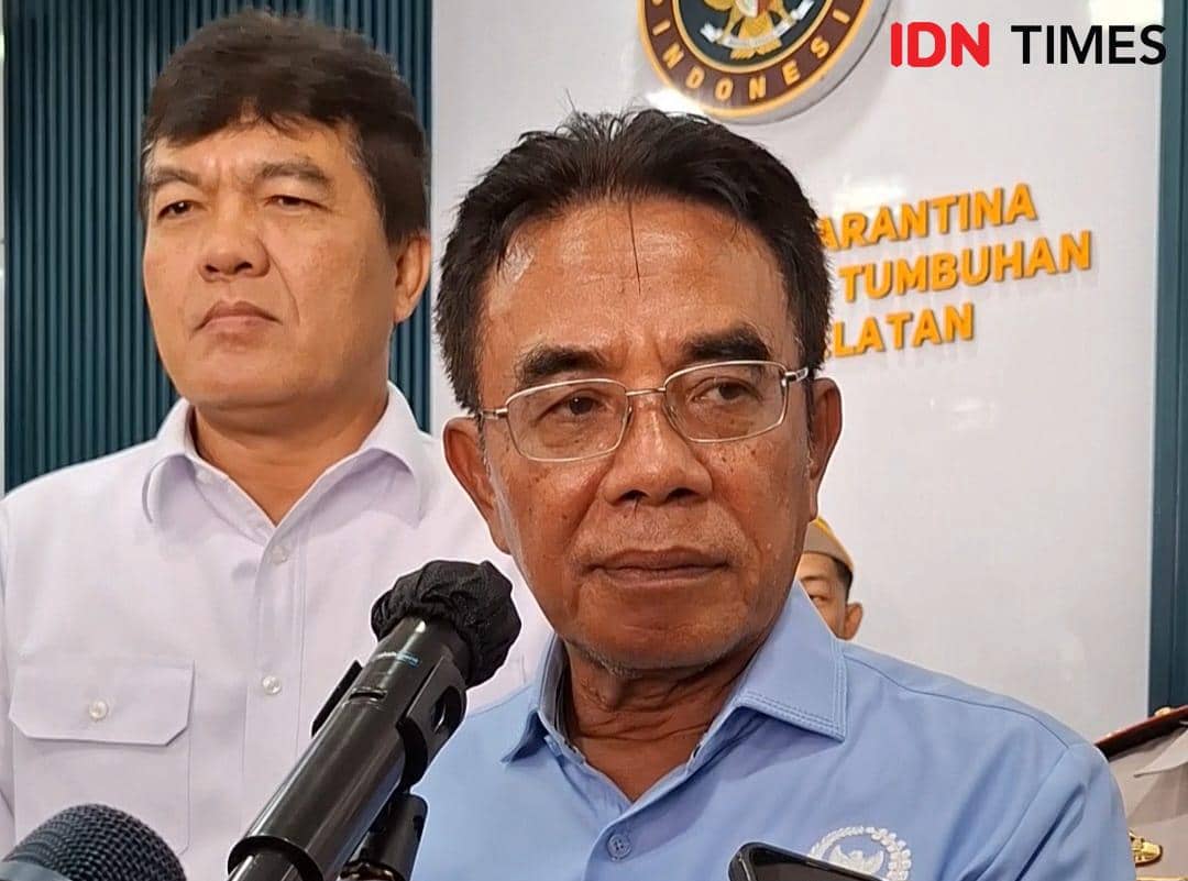 Dua pria berdiri di depan logo Balai Besar Karantina Hewan, Ikan, dan Tumbuhan Sulawesi Selatan saat sesi wawancara di Makassar.