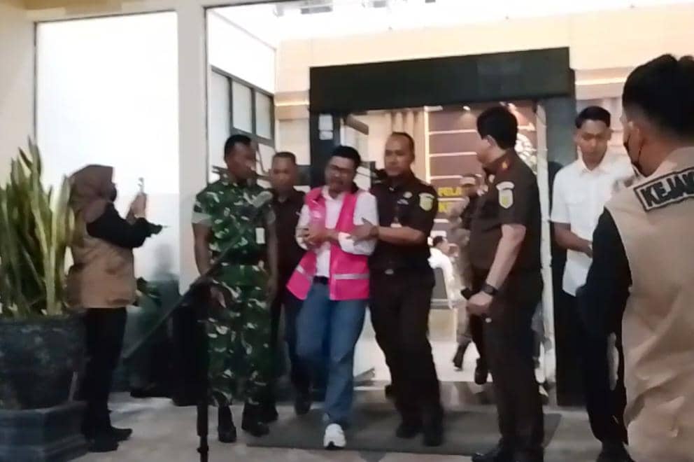 Ketua DPRD Magetan, Suratno bersama 5 orang tersangka lainnya saat di masukkan ke mobil tahanan. IDN Times/Riyanto.