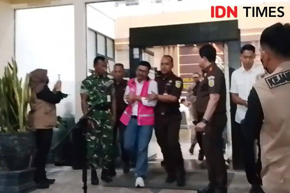 Ketua DPRD Magetan, Suratno bersama 5 orang tersangka lainnya saat di masukkan ke mobil tahanan. IDN Times/Riyanto.