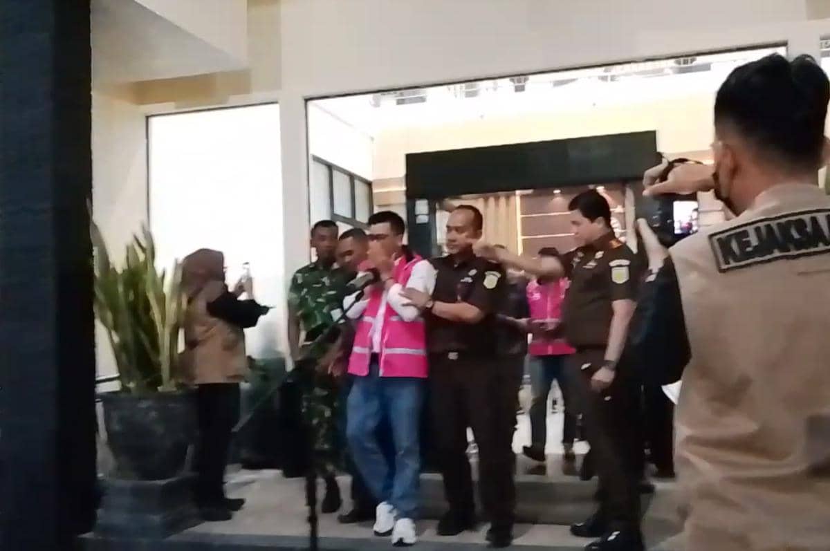 Ketua DPRD Magetan, Suratno bersama 5 orang tersangka lainnya saat di masukkan ke mobil tahanan. IDN Times/Riyanto.