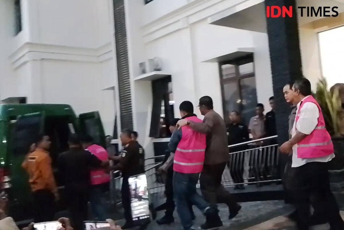 Ketua DPRD Magetan Suratno dan 5 orang lainnya digelandang ke mobil tahanan. IDN Times/Riyanto.