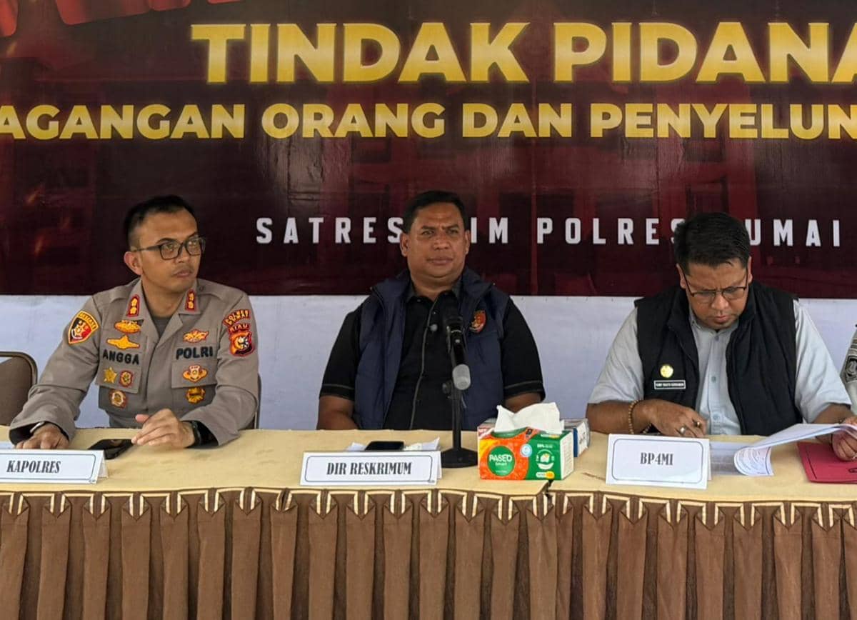 Direktur Reserse Kriminal Umum Polda Riau Kombes Pol Hasyim Risahondua (tengah)