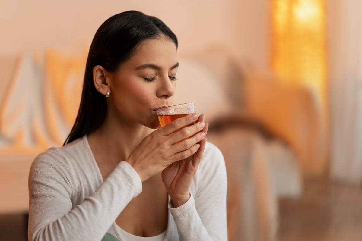 ilustrasi minum teh 
