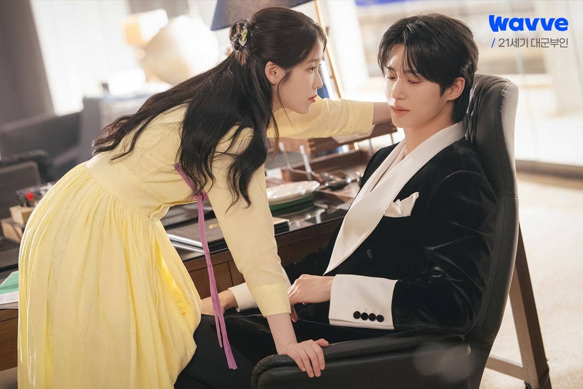 IU dan Byeon Woo Seok di Perfect Crown
