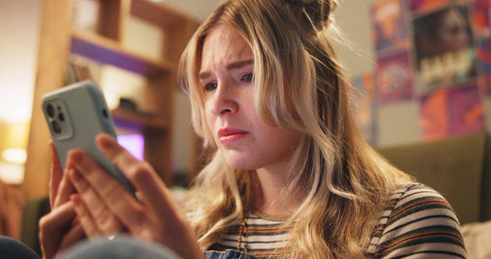 Ilustrasi melihat hp