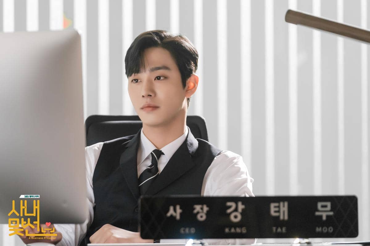 potret Ahn Hyo Seop di drakor Business Proposal