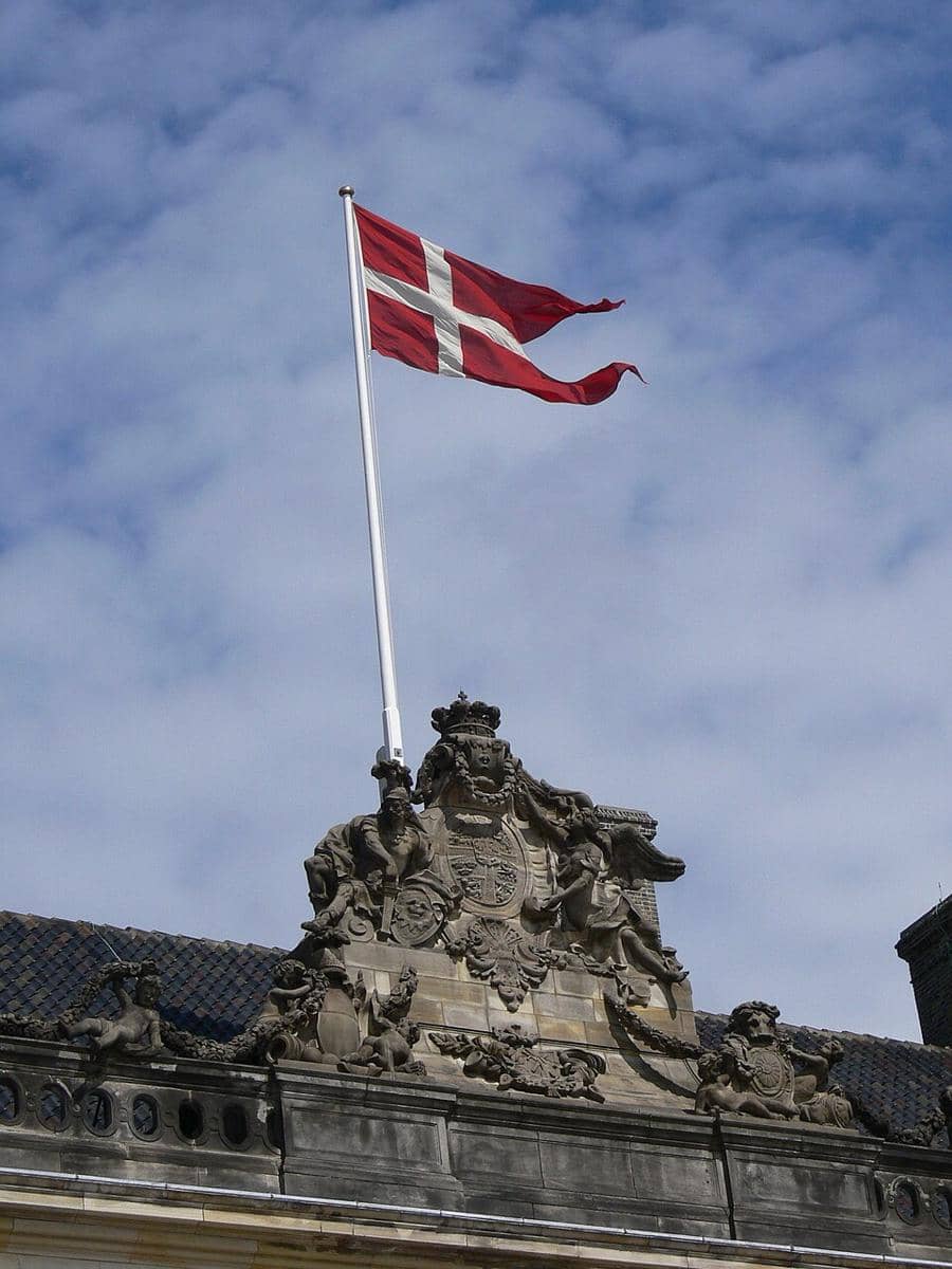Bendera Denmark (Dannebrog) yang berkibar di atas salah satu istana di Amalienborg, kediaman musim dingin keluarga kerajaan Denmark di Kopenhagen.