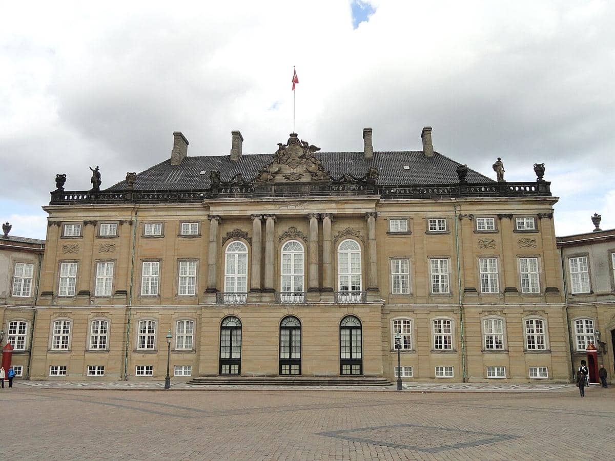 Istana Christian VIII (juga dikenal sebagai Istana Levetzau), salah satu dari empat istana Rococo identik yang membentuk kompleks Amalienborg di Kopenhagen, Denmark. 