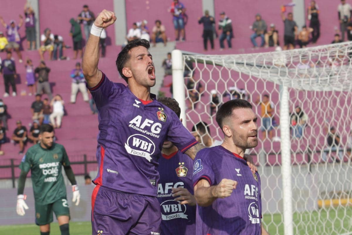 Pemain Persik Kediri, Ernesto Gomez dan Jon Toral.