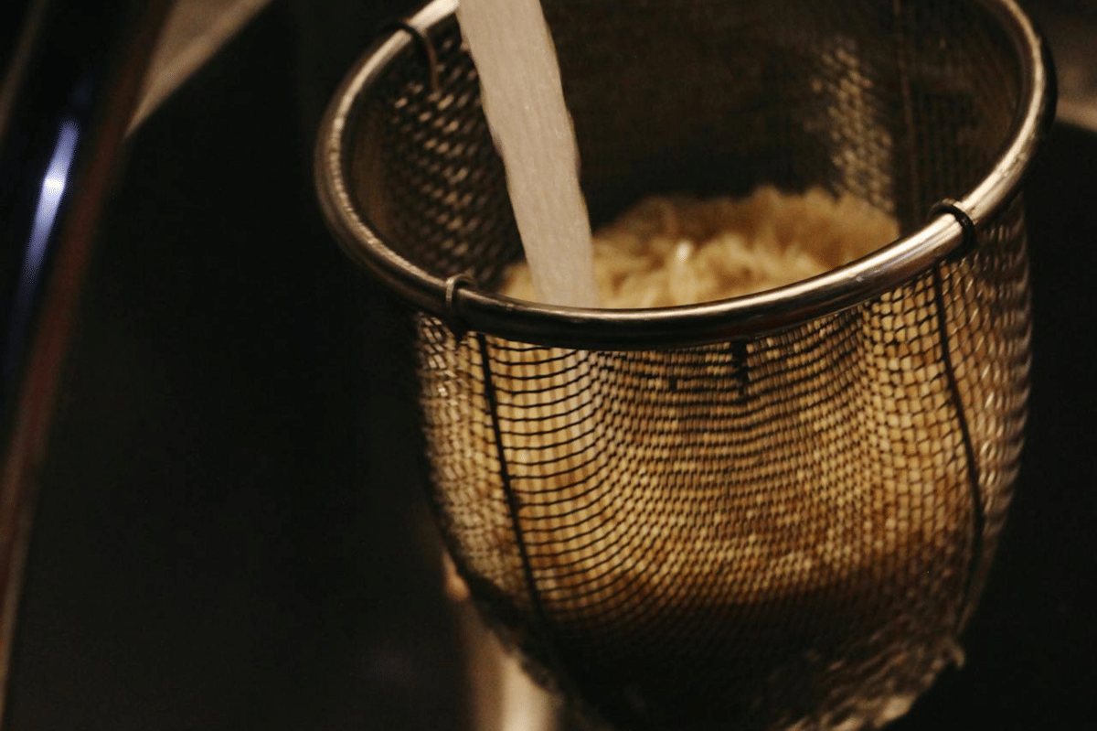 ilustrasi membuat sup mi daging sapi dengan kucai Korea