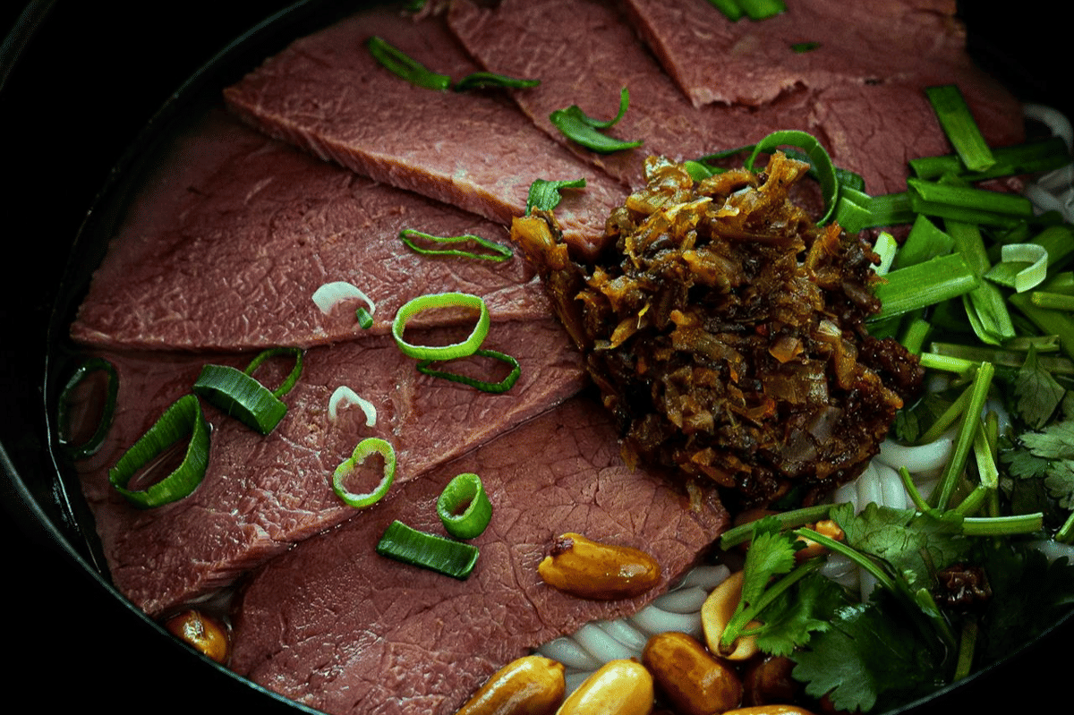 ilustrasi sajian sup mi daging sapi dengan kucai Korea