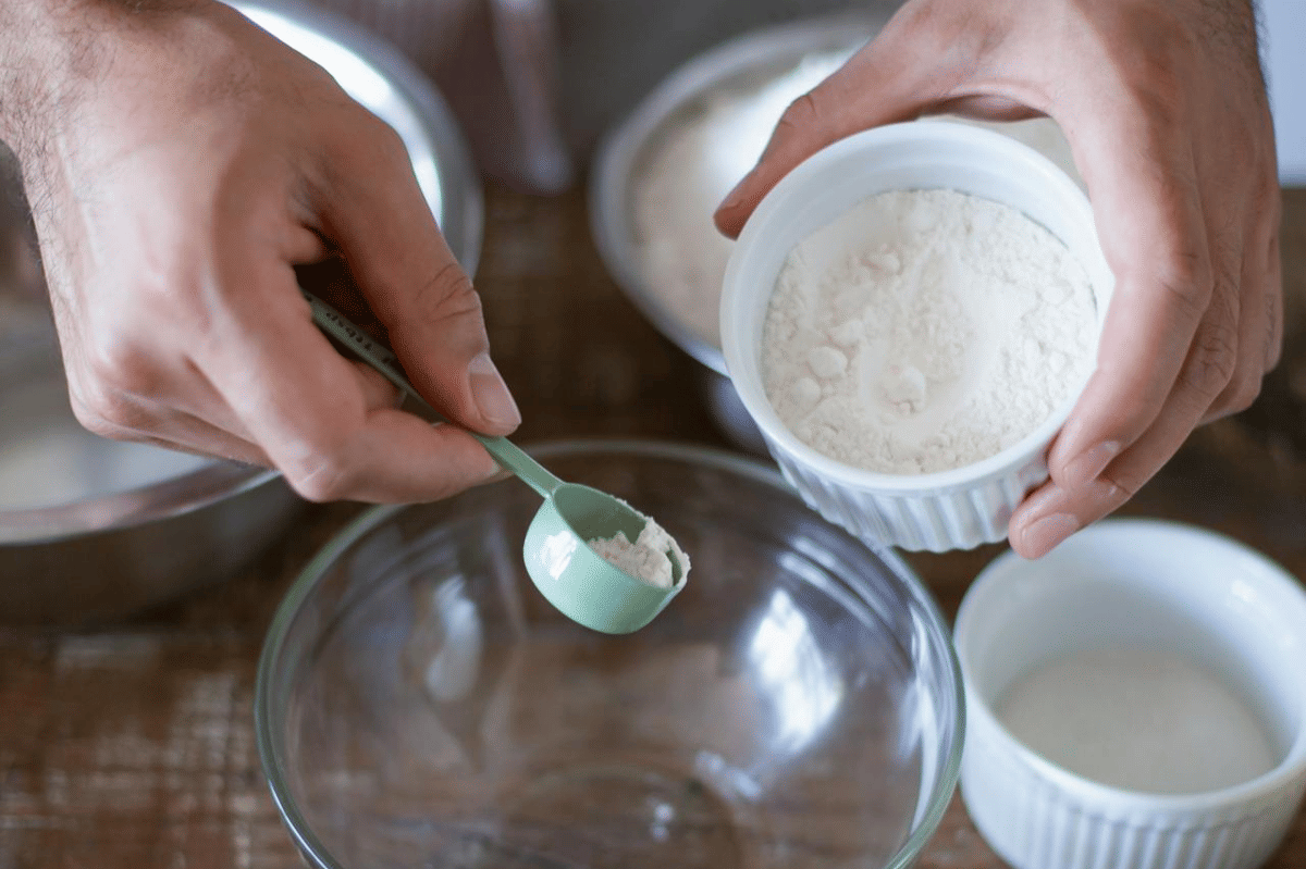 ilustrasi membuat adonan biang biang