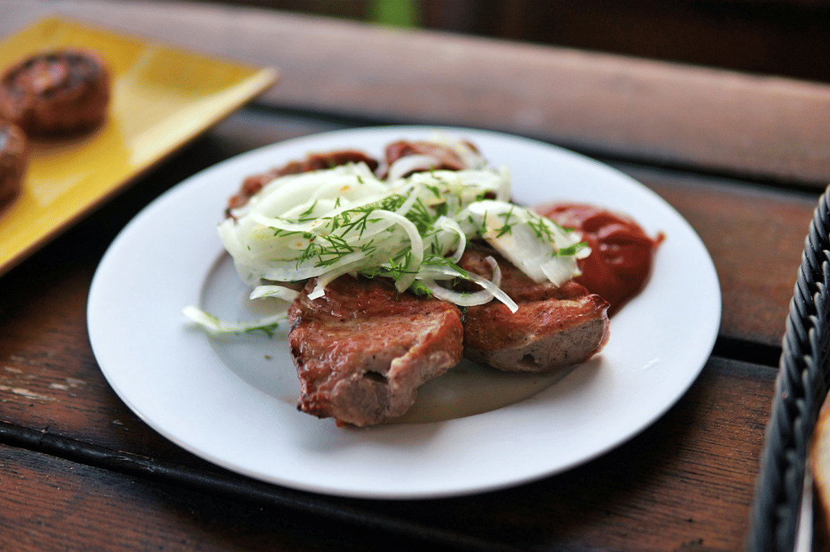 Resep Medalion Daging Babi dengan Saus Bawang Bombai Balsamik