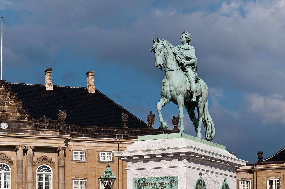 Patung berkuda Raja Frederick V, sebuah patung perunggu terkenal yang terletak di tengah Lapangan Istana Amalienborg di Kopenhagen, Denmark. 