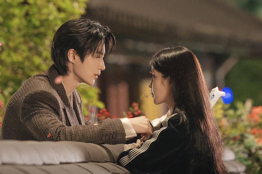 Seong Hui Ju (IU) dan I An (Byeon Woo Seok) dalam drakor Perfect Crown 