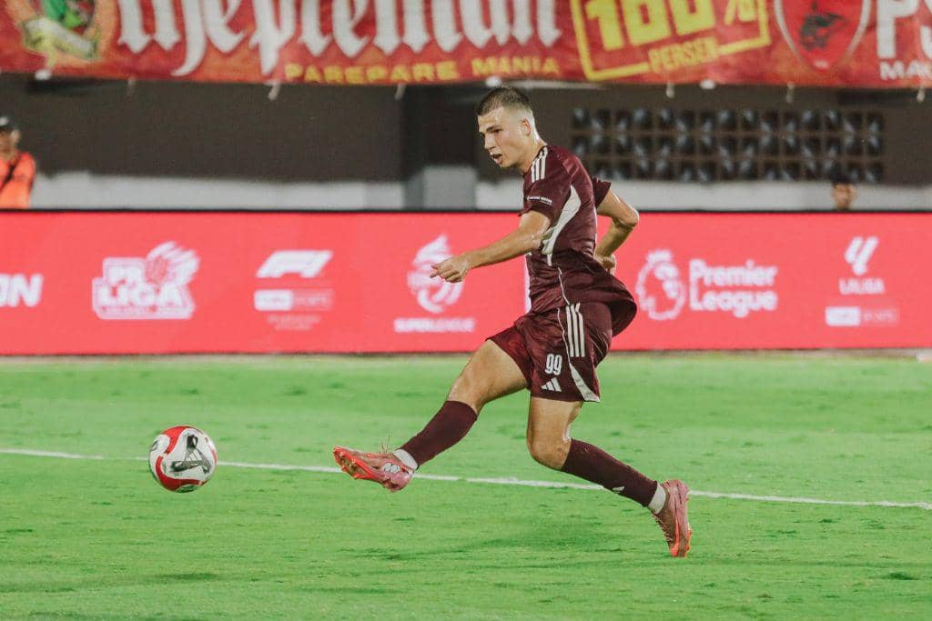 PSM Makassar versus Persik Kediri di musim 2025/2026.