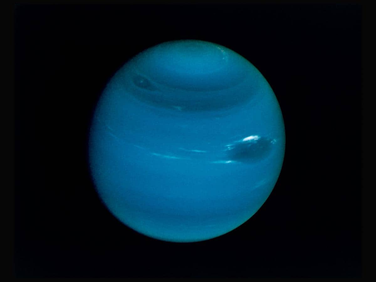 Ilustrasi planet Neptunus berwarna biru dengan atmosfer berlapis awan putih yang tampak di ruang angkasa gelap.