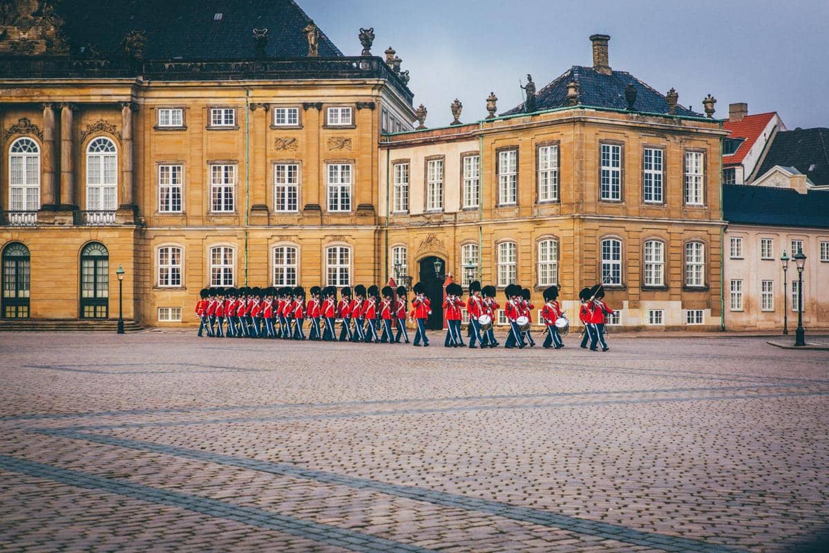 Istana Amalienborgdi Kopenhagen, Denmark, selama upacara Pergantian Penjaga.