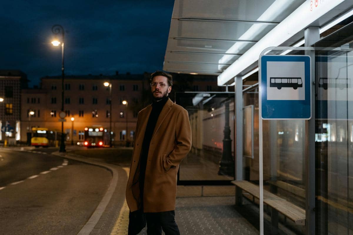 ilustrasi halte bus (pexels.com/MART PRODUCTION)