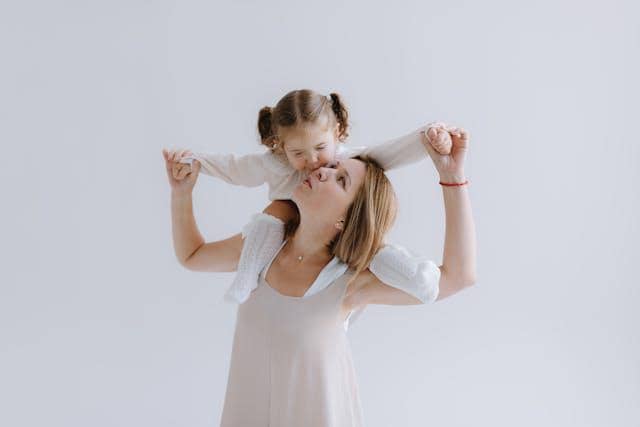 5 Strategi Mendidik Anak Perempuan agar Berani Menyuarakan Pendapat