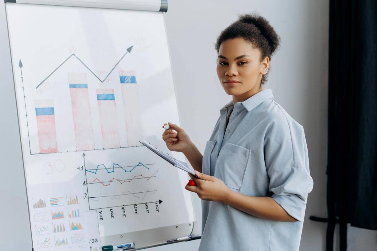 ilustrasi pekerjaan data analyst.